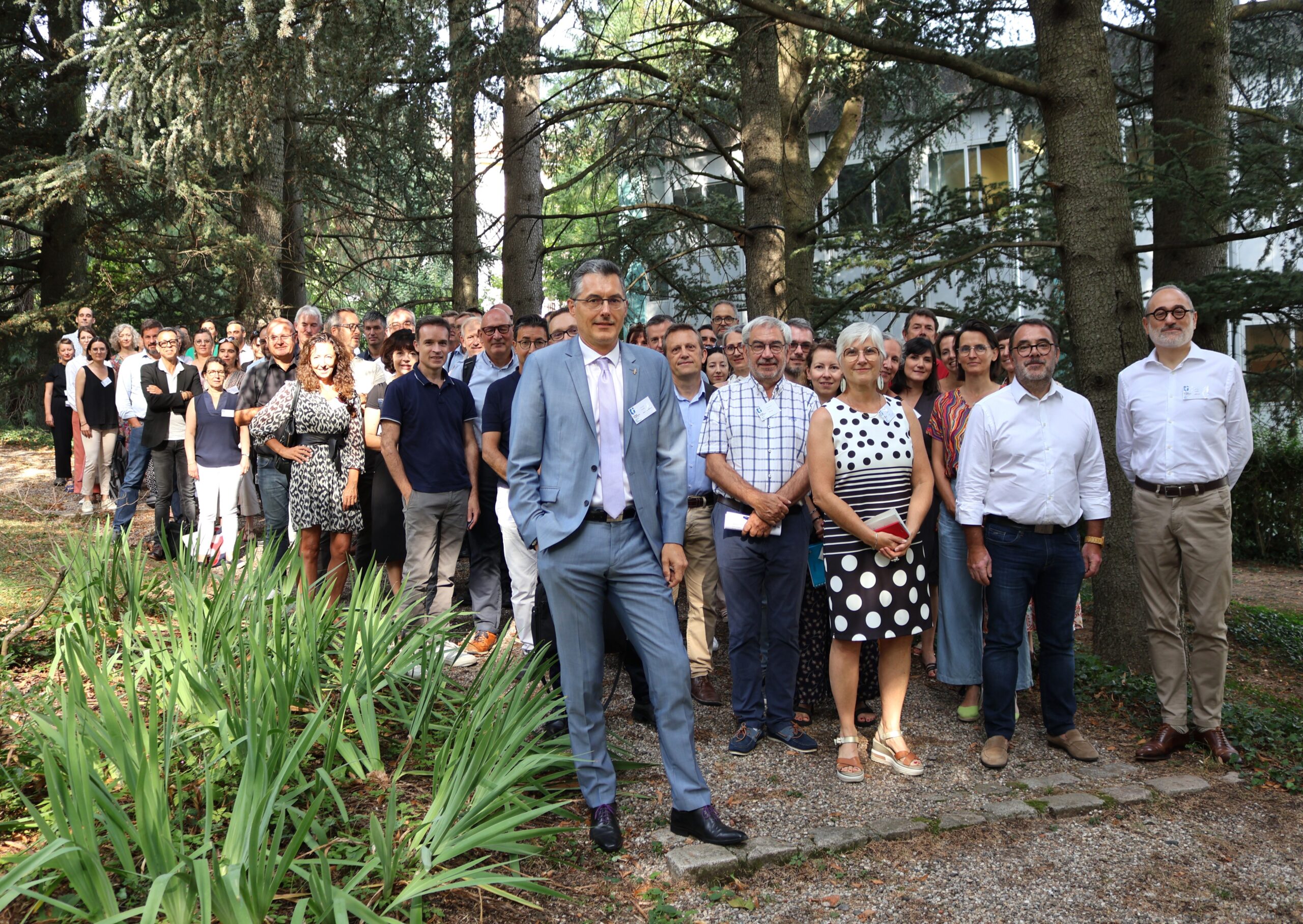 Groupe-des-invites-au-complet-scaled